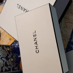 Chanel boxes large have 1 ...small. have and 4 medium ones..has all the paper in